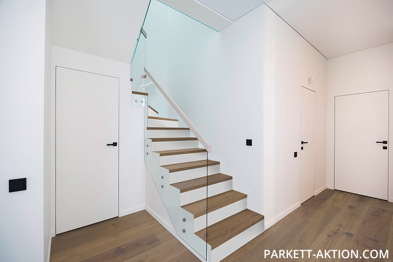 Parkett Treppen Profil U home aus Art.Nr.: 100080 Eiche geräuchert stark gebürstet Rohholz geölt